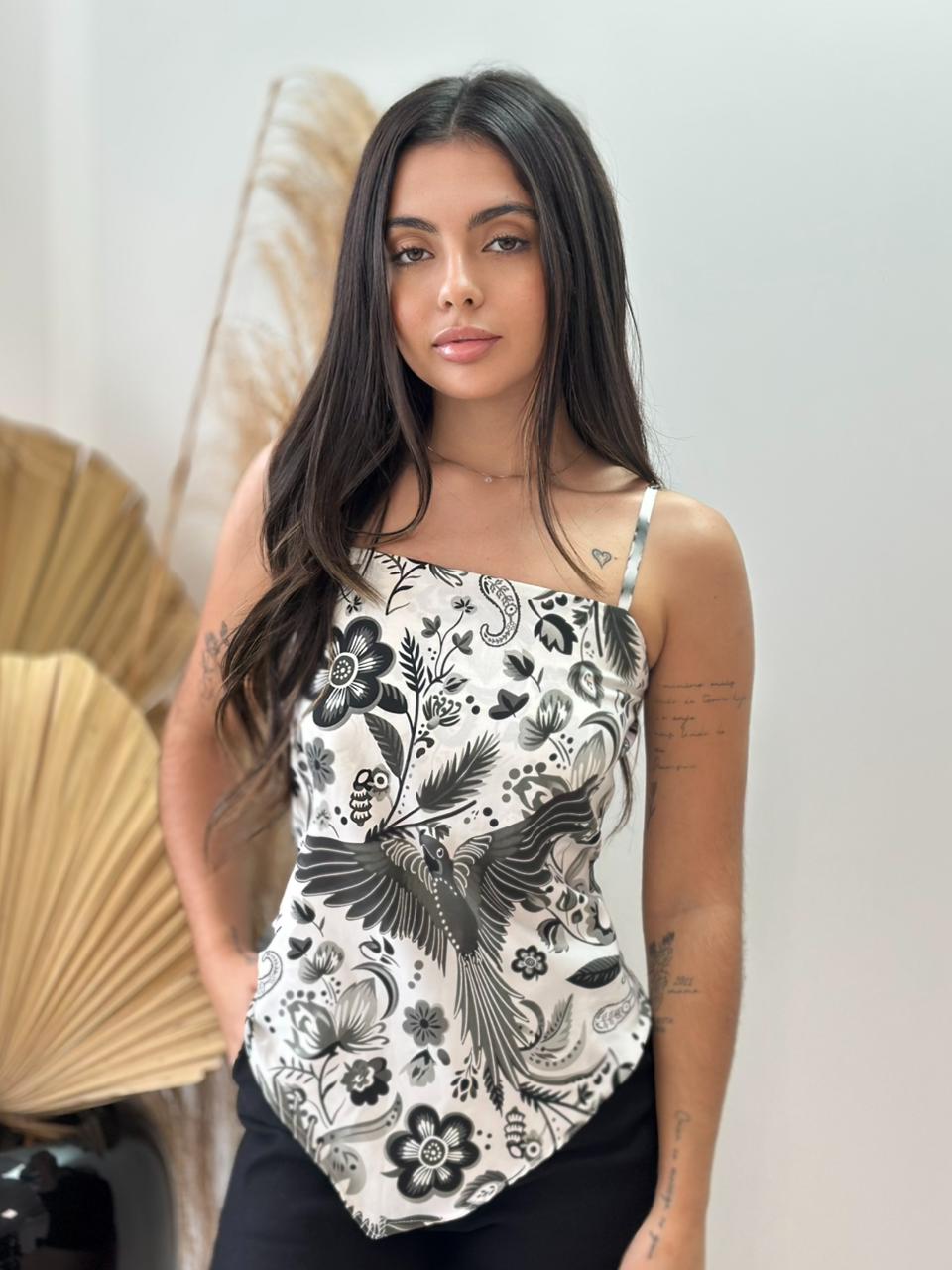 blusa assimÉtrica (preto estampado)