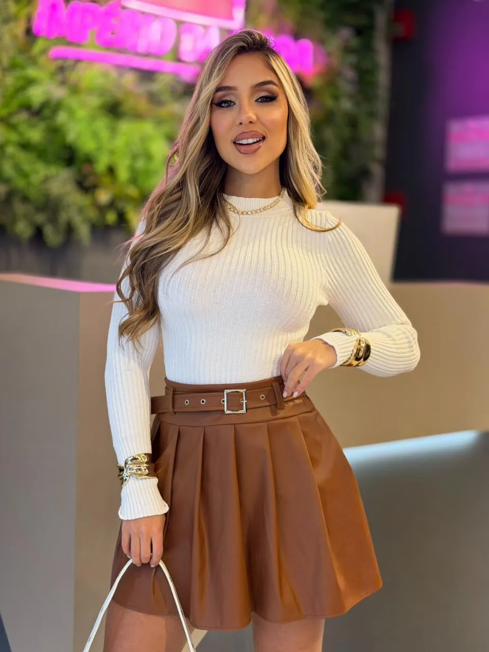 short saia courino plissada (marrom)